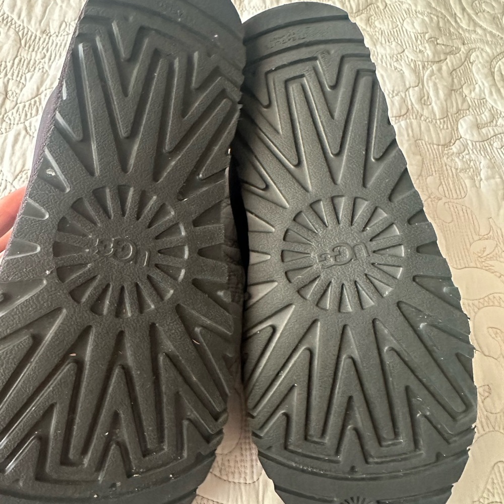 UGG unisex Black Boots with Logo Strap sheep 🐑 wool.Condition NWT - Picture 3 of 5